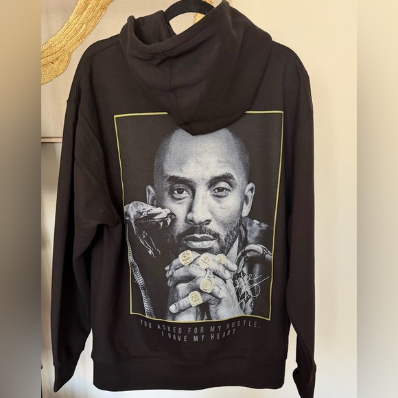 Other - NWOT Mens’s Black Graphic Kobe Hoodie Sweatshirt Size Large